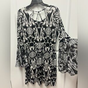 Chiasso Sz M; Black/White Bell-sleeve fun dress